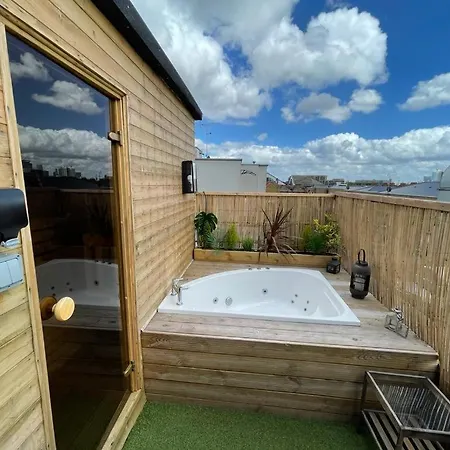 2 Bedroom Roof Terrace Spa With Sauna Plus Jakuzzi And Outdoor Cinema London Exterior photo