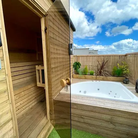 2 Bedroom Roof Terrace Spa With Sauna Plus Jakuzzi And Outdoor Cinema London Exterior photo
